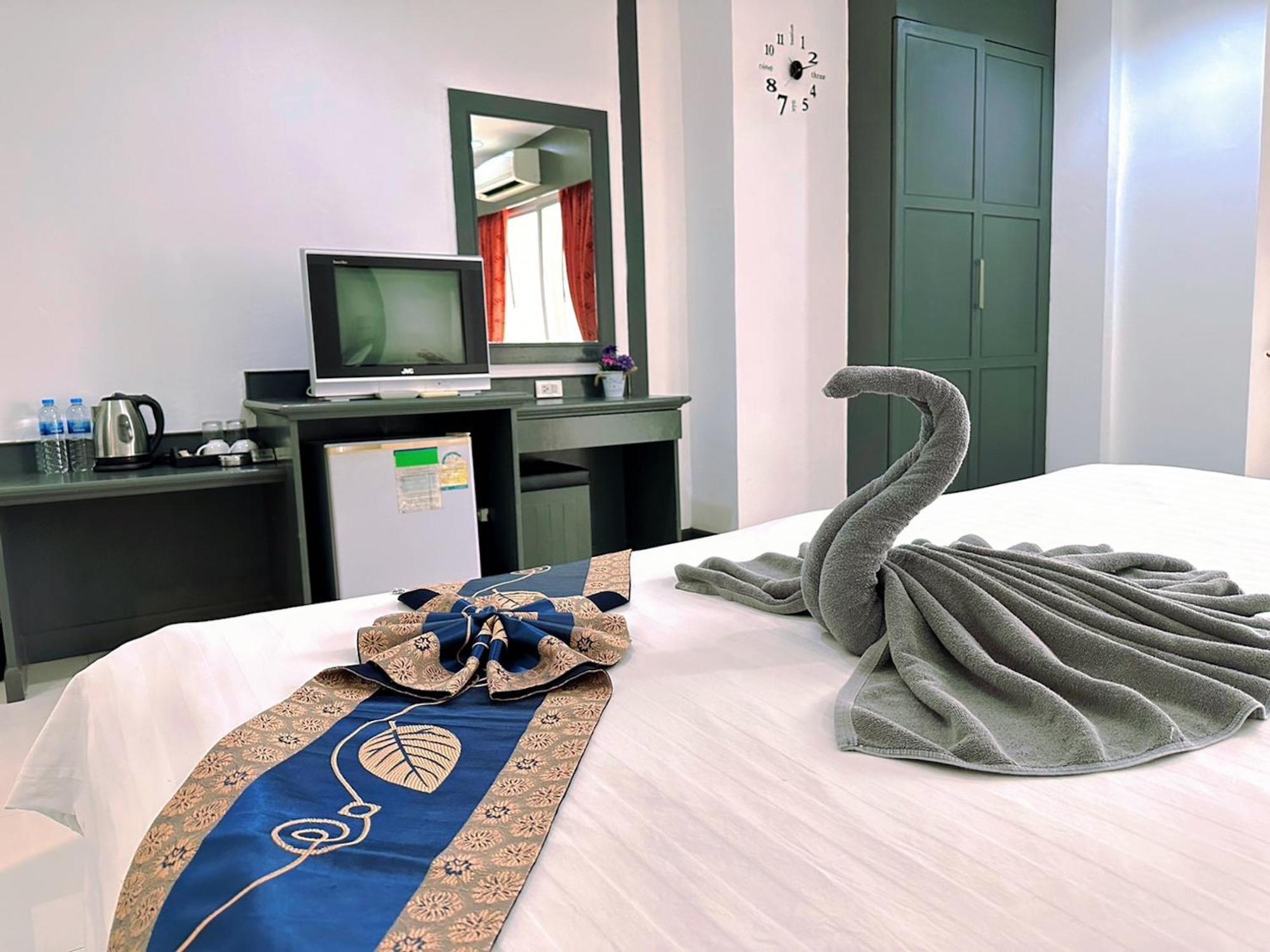 Hotel Baya Phuket Patong Oda fotoğraf